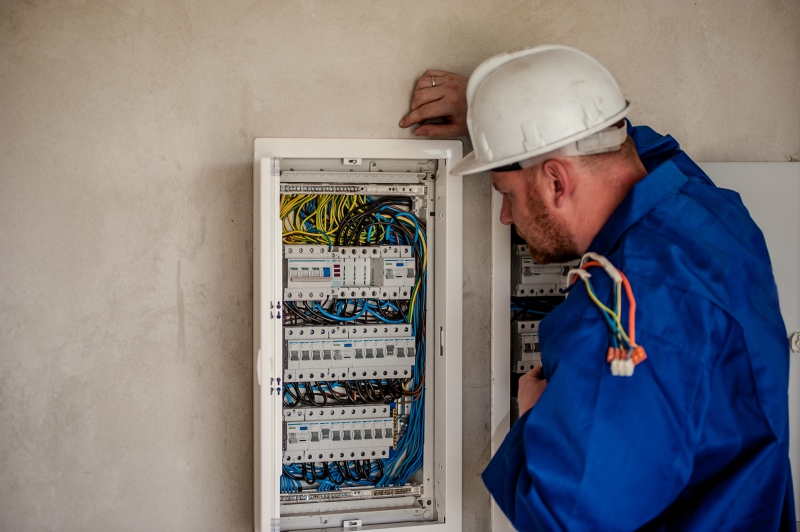 electricite-BLAUSASC-min_electrician-2755683